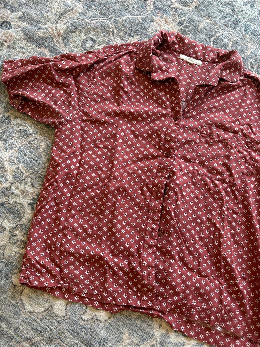 VANS- Women’s Burgundy Short-Sleeve Button-Up Shirt with Allover Geo Print